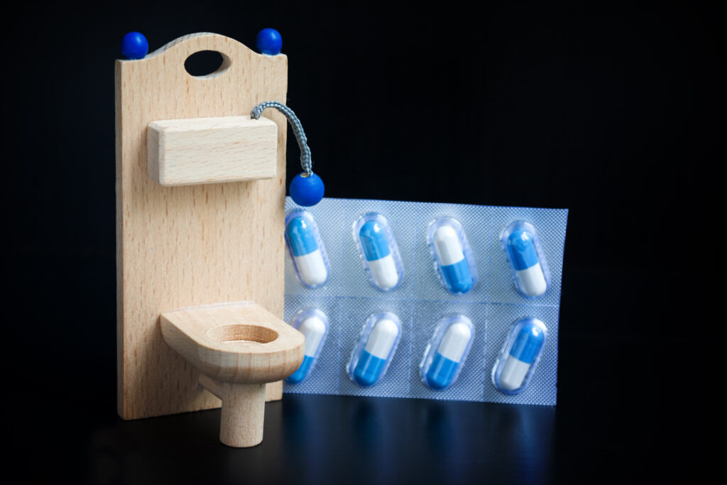 toilettes en bois jouet et médicaments