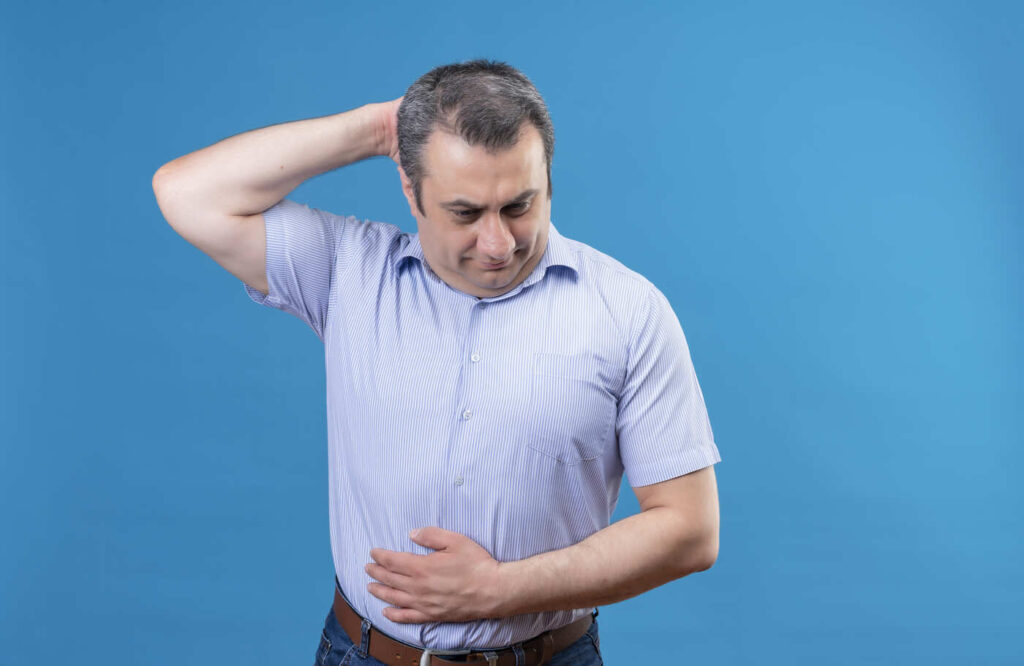 homme ventre gonflé